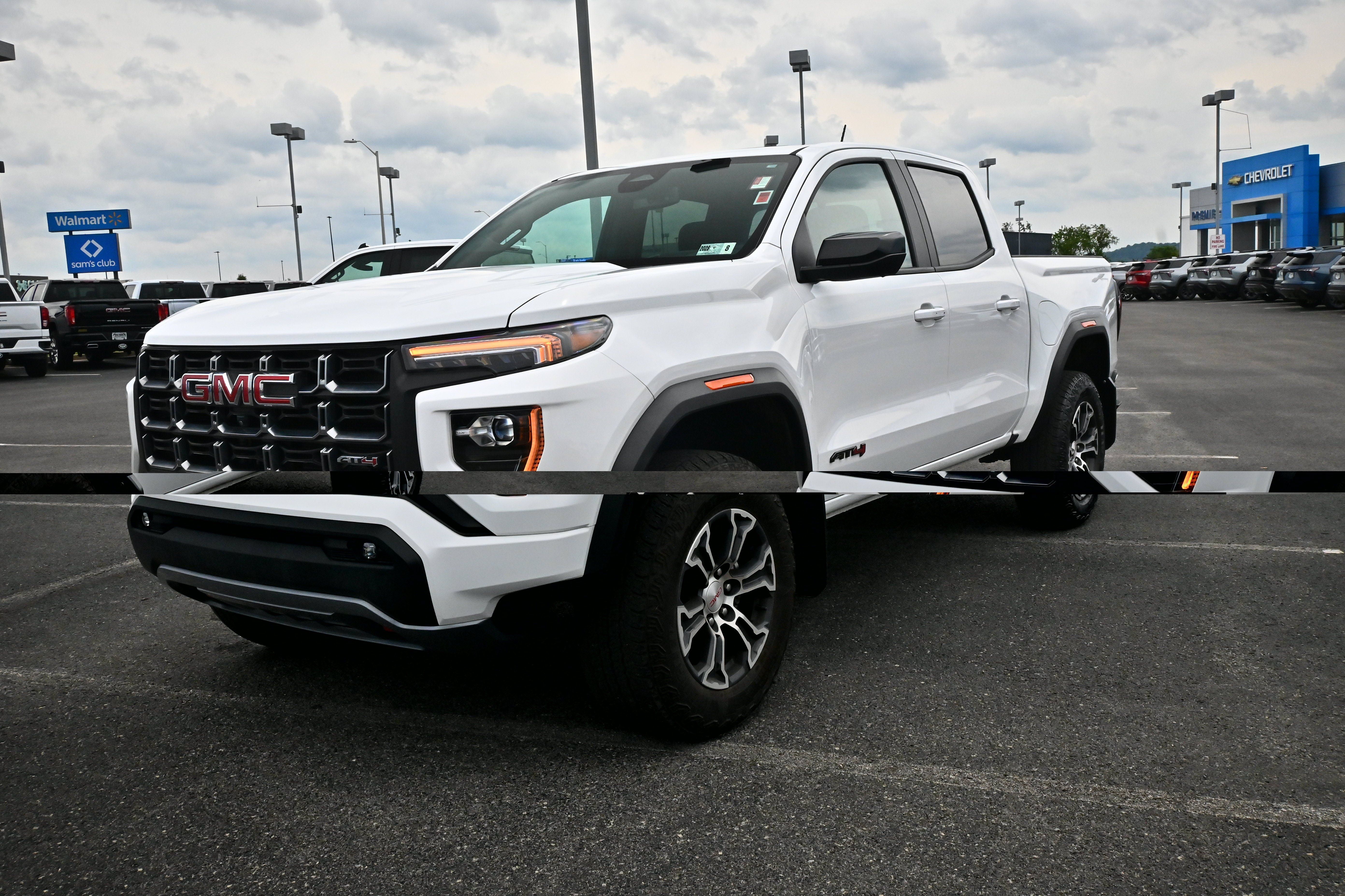 Used 2025 GMC Canyon AT4 w/ Technology Plus Package AWD/4WD image 4