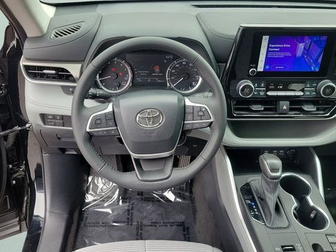 Used 2023 Toyota Highlander LE image 15