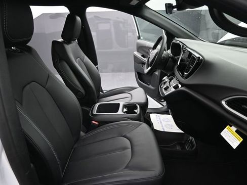 New 2026 Chrysler Voyager LX image 23