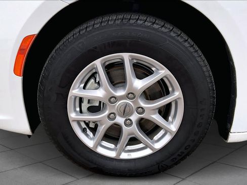 Used 2024 Chrysler Pacifica Touring-L image 9