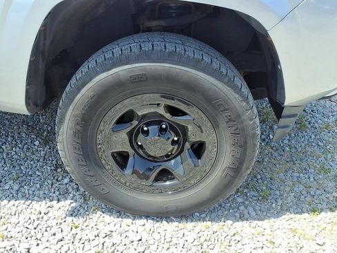 Used 2018 Toyota Tacoma SR w/ SR Convenience Package AWD/4WD image 16