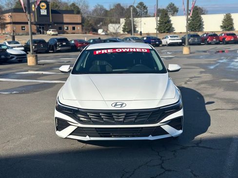 Used 2025 Hyundai Elantra SE image 3