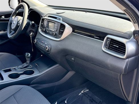 Used 2017 Kia Sorento LX image 26