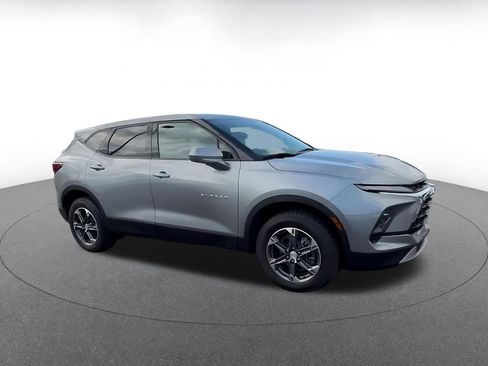 Used 2025 Chevrolet Blazer LT FWD image 2