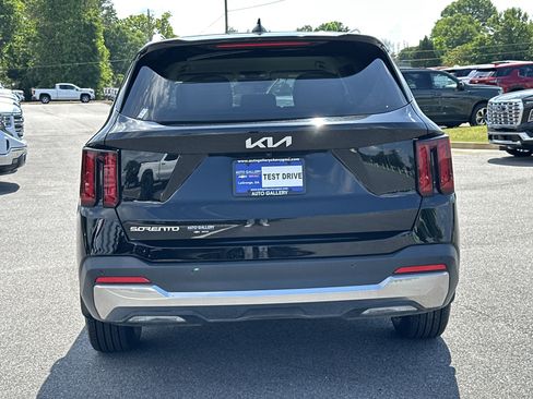 Used 2024 Kia Sorento S FWD image 7