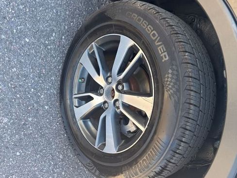Used 2018 Toyota RAV4 XLE AWD/4WD image 21