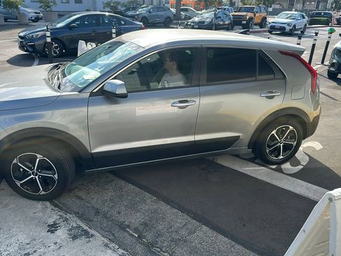 Used 2023 Kia Niro LX FWD image 5