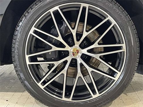 Used 2024 Porsche Macan image 16