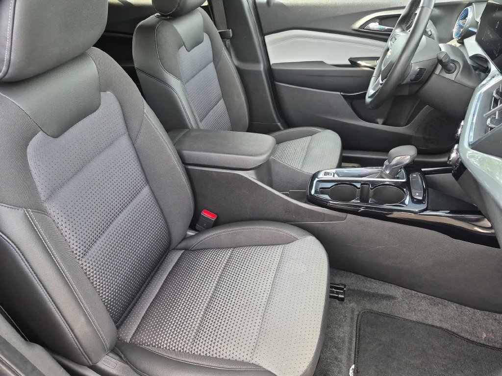 Used 2025 Chevrolet Trax LT w/ LT Convenience Package FWD image 31