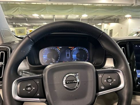 Used 2020 Volvo XC40 T5 Momentum w/ Protection Package Premier AWD/4WD image 12
