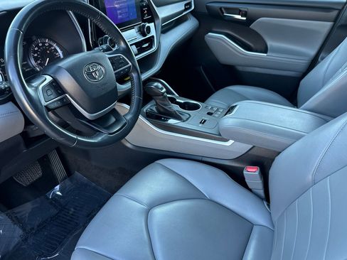 Used 2023 Toyota Highlander XLE image 10