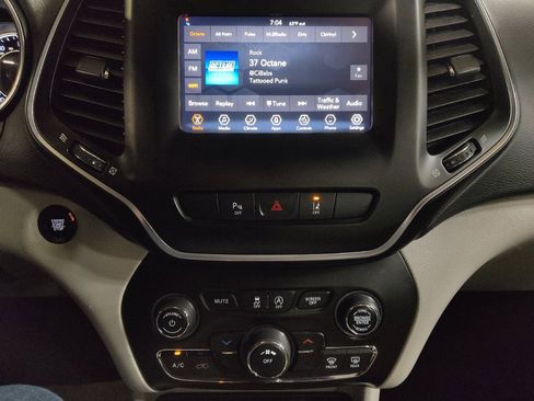 Used 2021 Jeep Cherokee Latitude Plus image 25