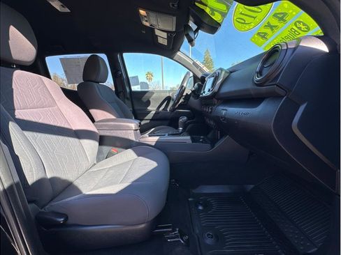 Used 2019 Toyota Tacoma TRD Sport image 11