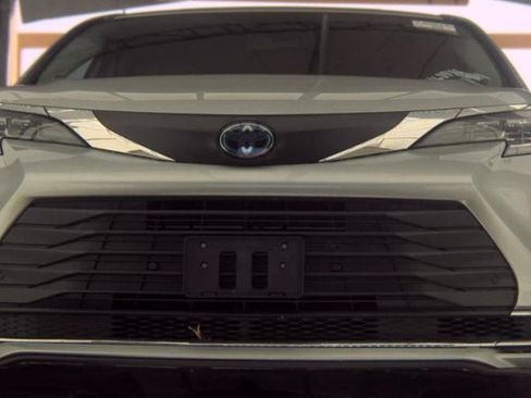 Used 2021 Toyota Sienna XLE w/ XLE Plus Package FWD image 3