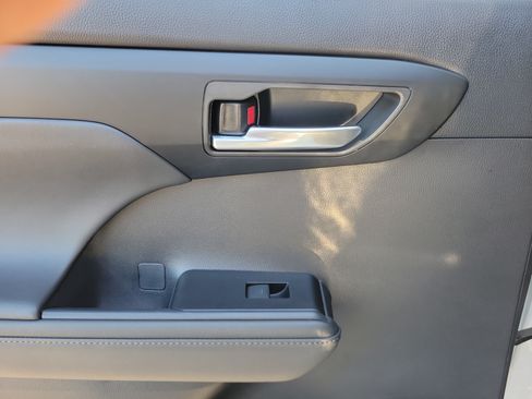 Used 2026 Toyota Highlander XLE AWD/4WD image 12