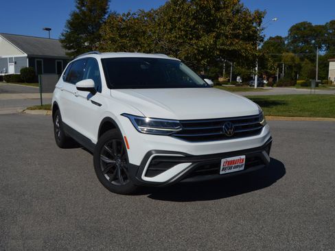 Used 2022 Volkswagen Tiguan SE image 2