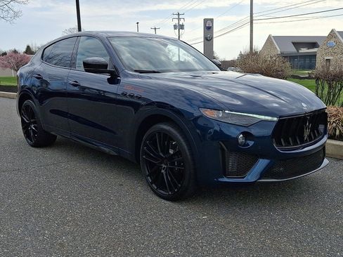 Used 2024 Maserati Levante Trofeo AWD/4WD image 3