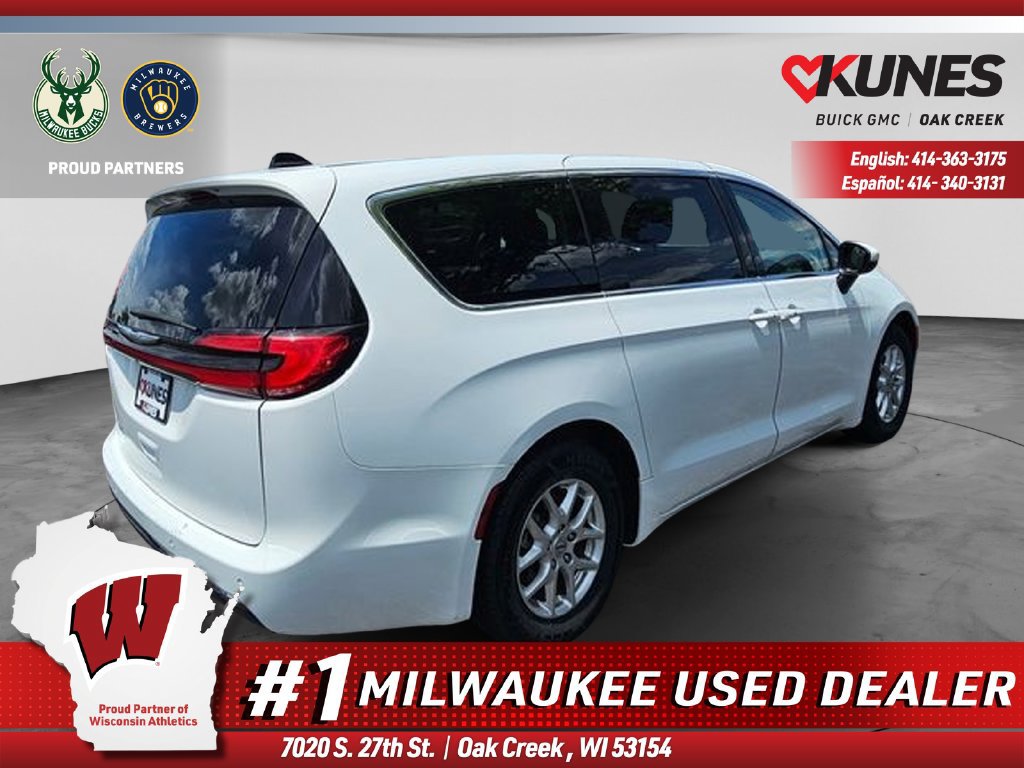 Used 2023 Chrysler Pacifica Touring-L FWD image 3
