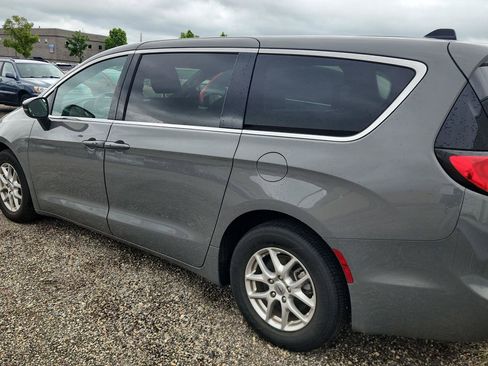 Used 2025 Chrysler Pacifica Select FWD image 5