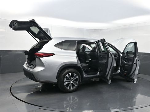 Used 2023 Toyota Highlander XLE image 39