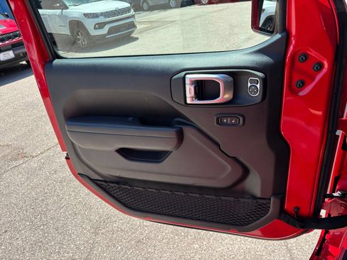 Used 2025 Jeep Wrangler Unlimited Sport AWD/4WD image 18