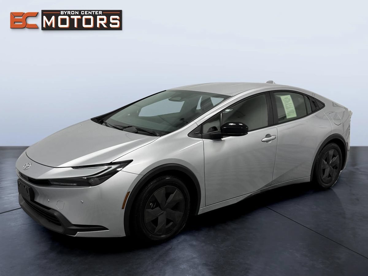 Used 2025 Toyota Prius LE FWD image 1