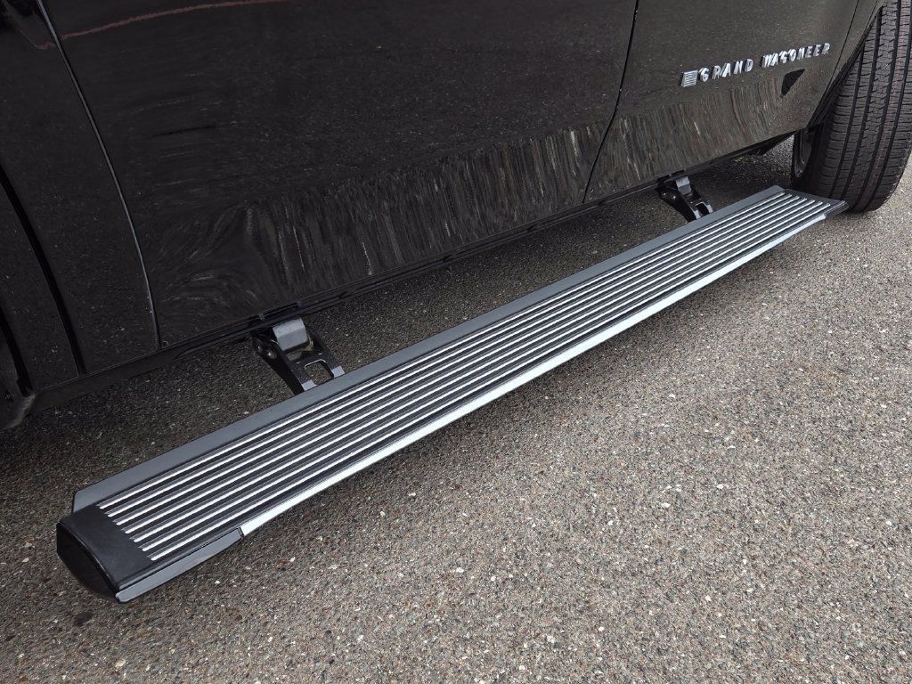 Used 2024 Jeep Grand Wagoneer L 4WD image 10