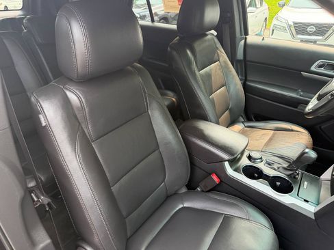 Used 2014 Ford Explorer XLT w/ Equipment Group 202A AWD/4WD image 31