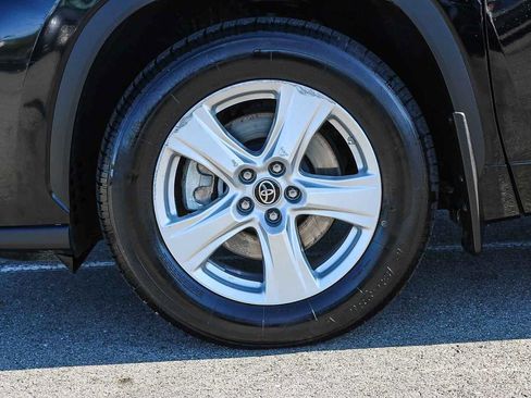 Used 2023 Toyota Highlander L FWD image 11