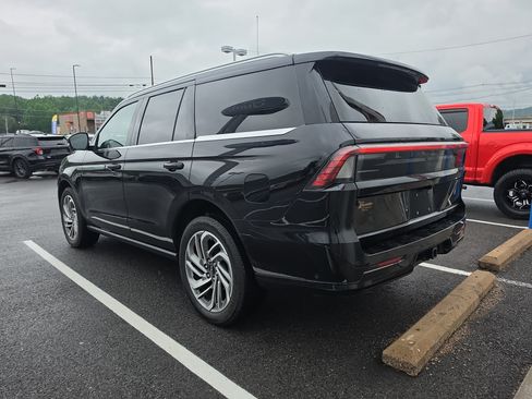Used 2025 Lincoln Navigator Reserve AWD/4WD image 6