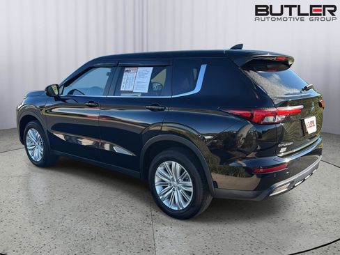 Used 2024 Mitsubishi Outlander ES image 3