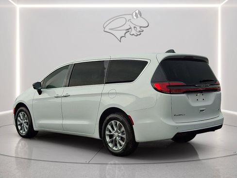 New 2027 Chrysler Pacifica Select AWD/4WD image 2