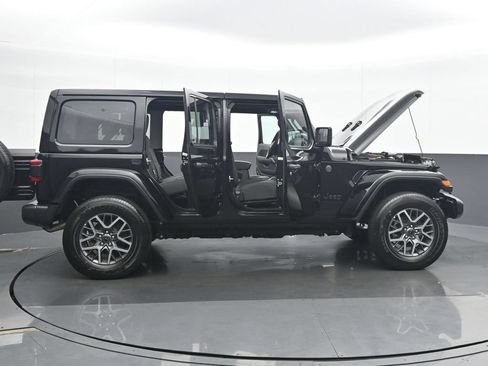 Used 2025 Jeep Wrangler Unlimited Sahara AWD/4WD image 38