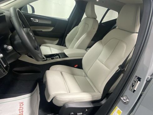 Used 2025 Volvo XC40 B5 Plus w/ Protection Package Premier image 11