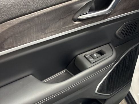 Used 2025 Jeep Grand Cherokee Limited image 23