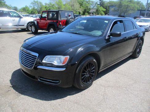 Used 2012 Chrysler 300 RWD image 3