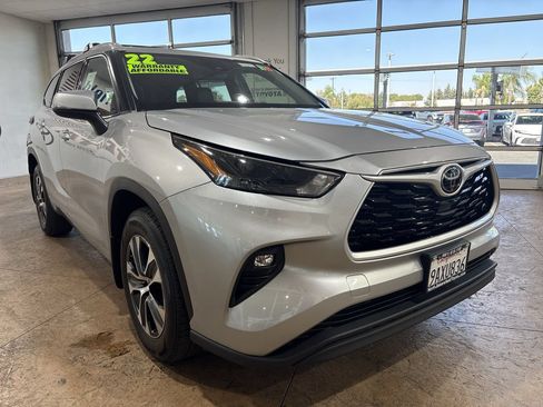 Used 2022 Toyota Highlander XLE AWD/4WD image 4