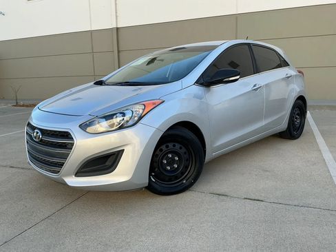 Used 2017 Hyundai Elantra GT FWD image 1