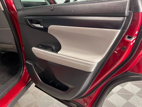 Used 2021 Toyota Highlander XLE image 28