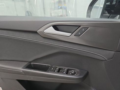 New 2026 Volkswagen Taos SE image 12