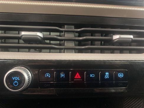 Used 2025 Ford Explorer Active AWD/4WD image 4