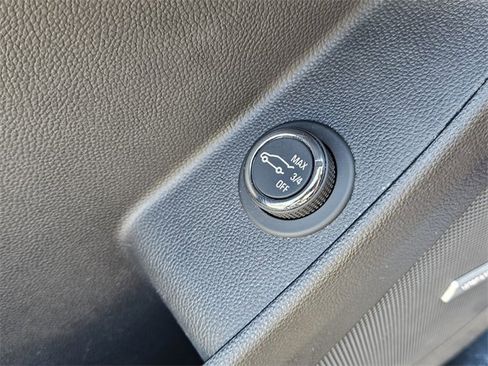 Used 2020 Chevrolet Traverse LT w/ LT Premium Package image 34