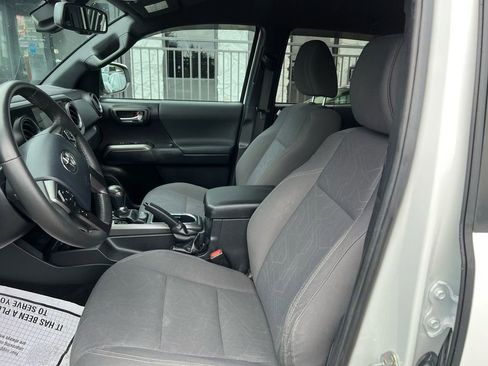 Used 2019 Toyota Tacoma TRD Sport w/ Technology Package image 11