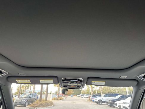 New 2026 Land Rover Range Rover Long Wheelbase SE image 18