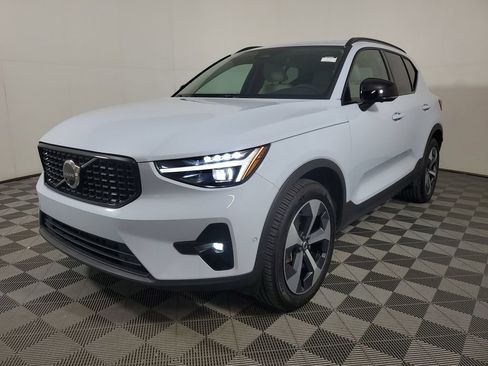 Certified 2026 Volvo XC40 B5 Plus AWD/4WD image 4