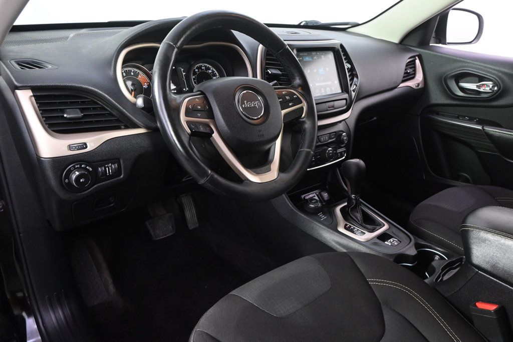 Used 2017 Jeep Cherokee Latitude w/ Cold Weather Group AWD/4WD image 12