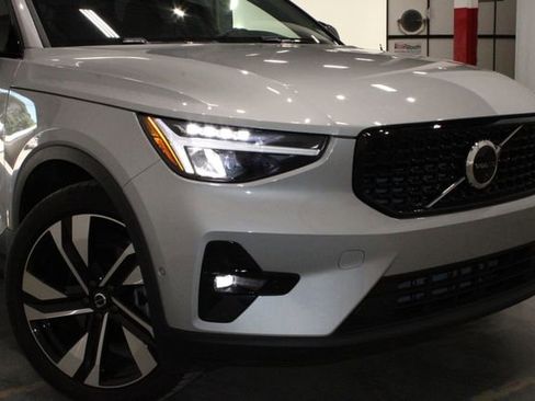 Used 2025 Volvo XC40 B5 Plus image 46