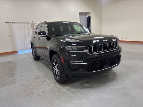 Used 2024 Jeep Grand Cherokee Limited AWD/4WD image 2