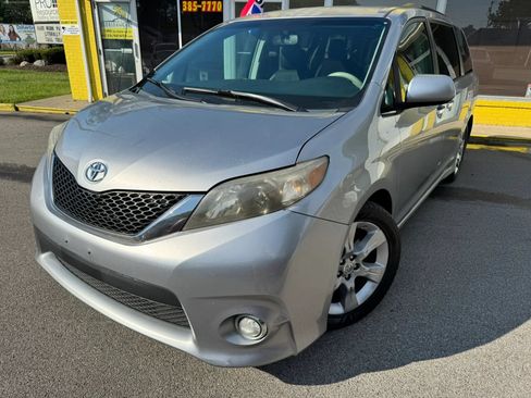 Used 2013 Toyota Sienna SE FWD image 2