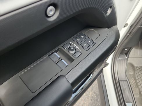 Certified 2025 Land Rover Defender 90 V8 AWD/4WD image 20